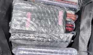 Penindakan handphone bekas 3